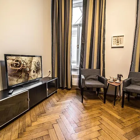 Colonial Ruterra 2bdr Lejlighed *
